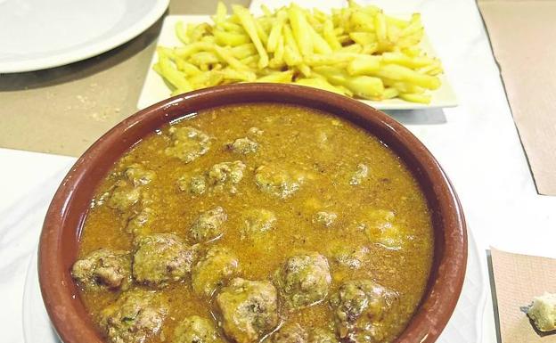 Albóndigas con patatas, uno de los guisos tradicionales de la casa. 