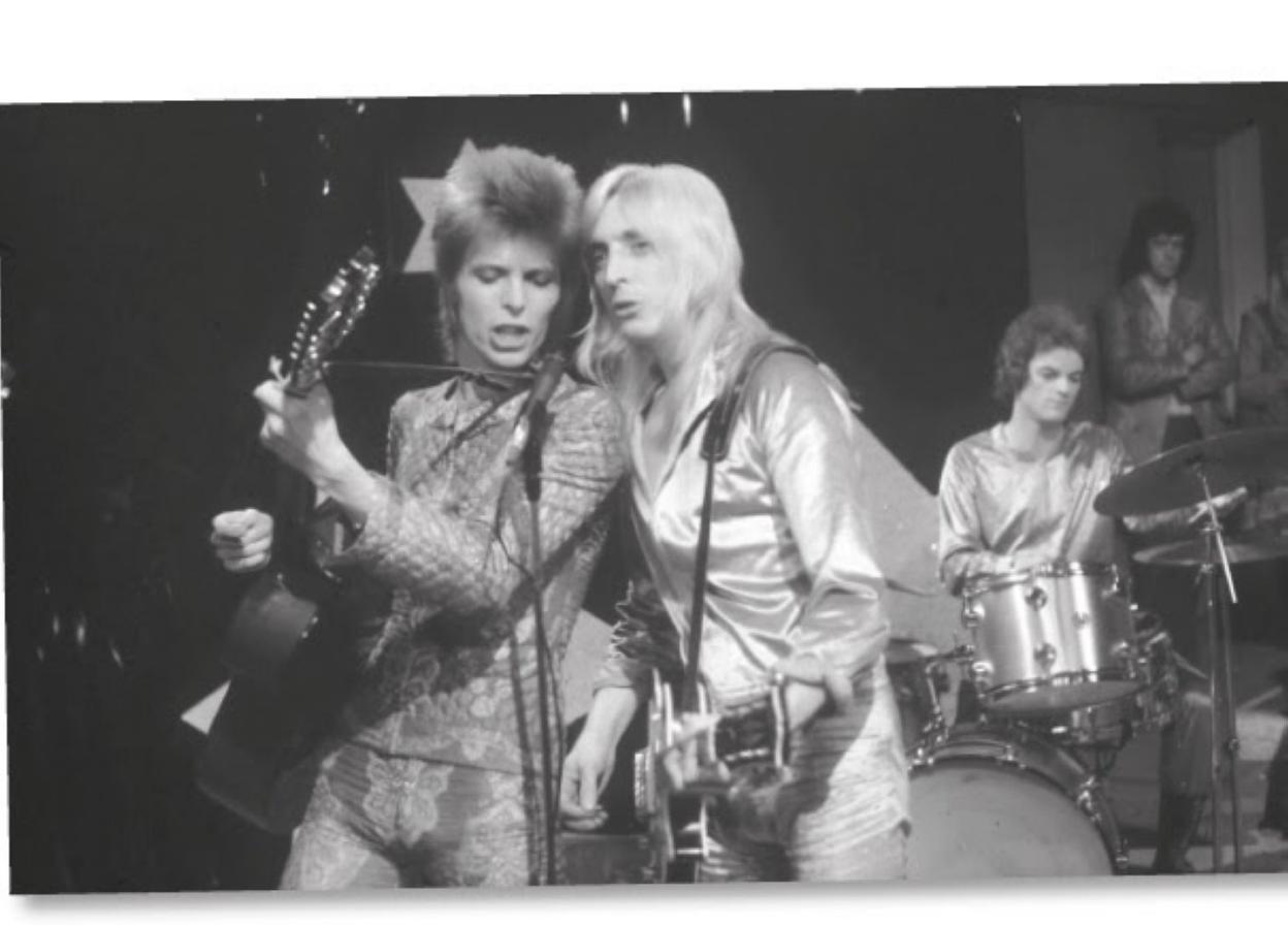 David Bowie como Ziggy Stardust, junto a Trevor Bolder y Mick Ronson, Granada TV, en 1972. akal The Loft, a comienzos de la década de los 70. Dos de las imágenes que acompañan el ensayo del autor de 'Paradojas de lo cool'. akal