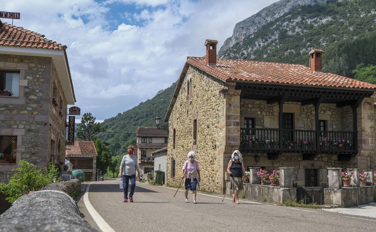 Varias personas pasean por Quintanilla, en Lamasón, que tiene, según el INE, 85 habitantes.
