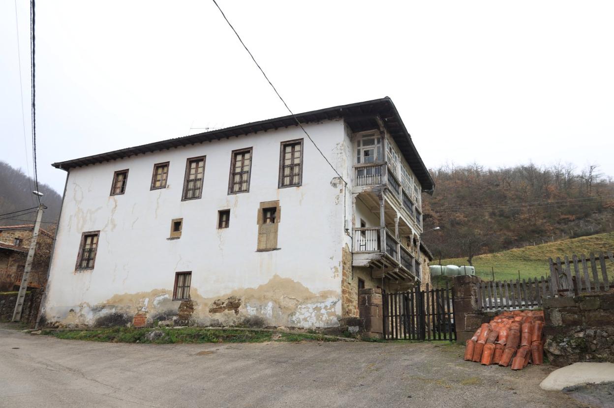 Casa, y huerta a su derecha, que será destinada a aparcamiento en Espinama. p. á.