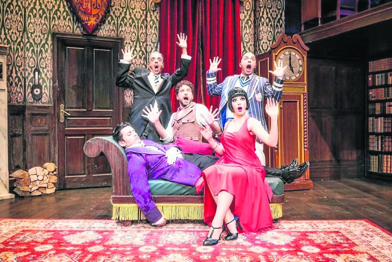 'La función que sale mal' retrata el caótico estreno de la obra de una compañía de teatro. 