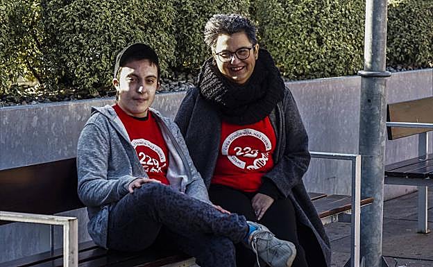 Begoña Cid y su hijo Luka de 16 años, sentados en un banco cercano a Valdecilla. 