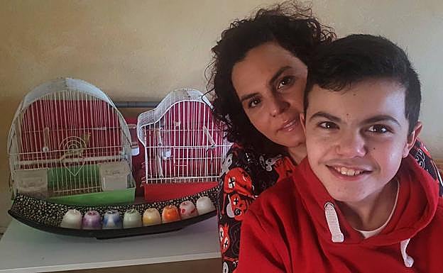 Jessica Álvarez y su hijo Unai, de 12 años, en el salón de su casa de Maliaño. 