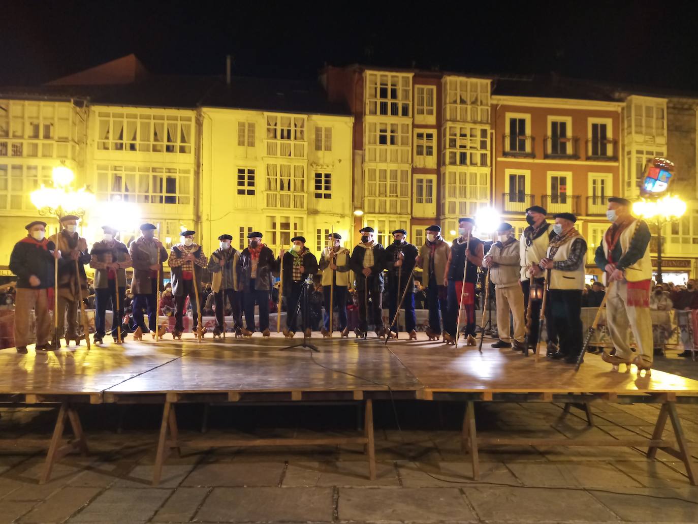 Una de las agrupaciones de marceros, cantando en el escenario de la Plaza de España de Reinosa.