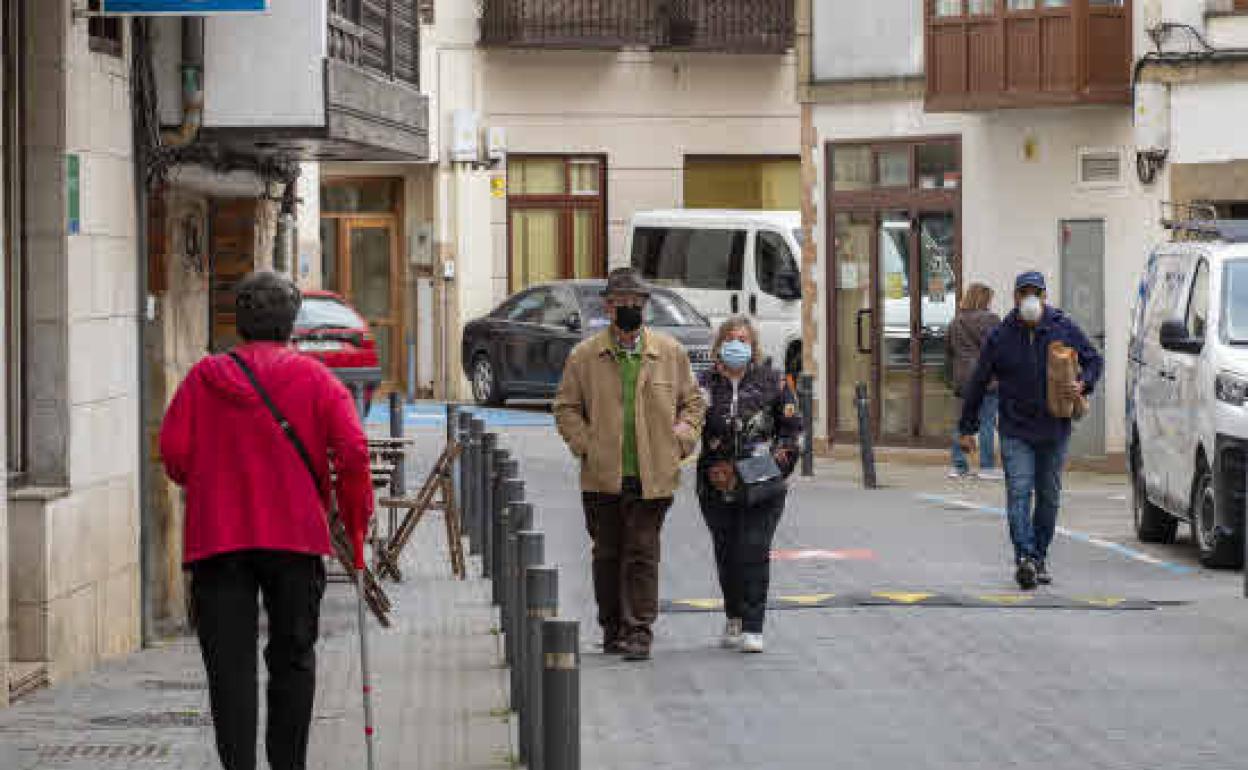 Imagen de archivo de personas paseando con mascarilla por Ampuero.