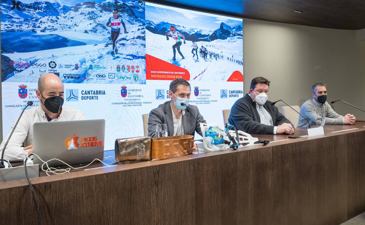 Óscar Sebrango, organizador de la prueba y responsable de 'Picos Xtreme', junto al director general de Deporte, Mario Iglesias; el director de Cantur, Bernardo Colsa; y José Antonio Blas Ibañez, vocal de carreras por montaña de la Federación Cántabra.