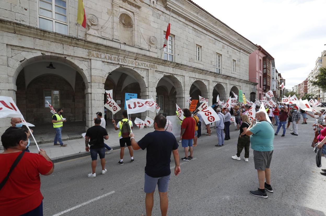 Protesta de USO ante el Parlamento por la demora en constituir el CES, el pasado septiembre. 