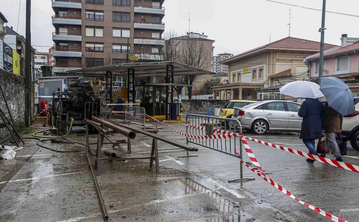 El aparcamiento de la estación de tren de Torrelavega es escenario estos días de trabajos de análisis del subsuelo.