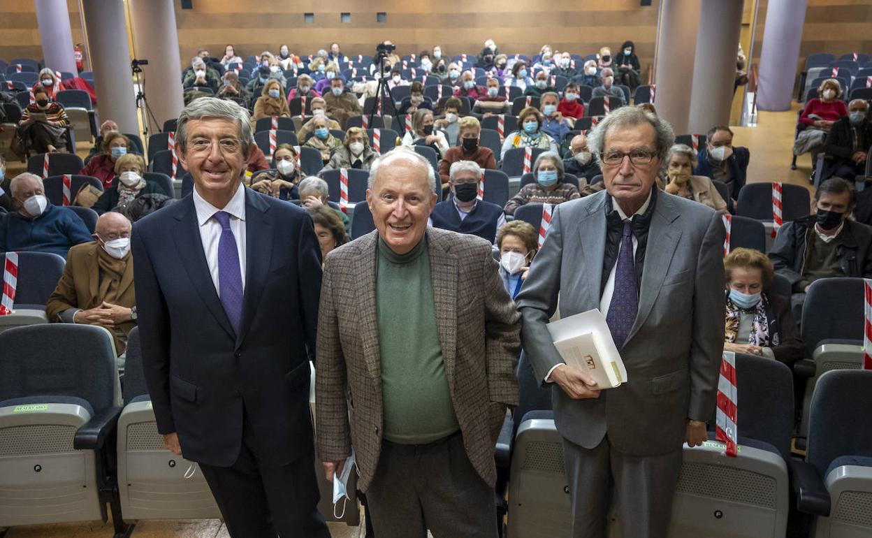 De izquierda a derecha, Luis Revenga, Fernándo garcía de Cortázar y Manuel Ángel Castañeda, ante un auditorio lleno.