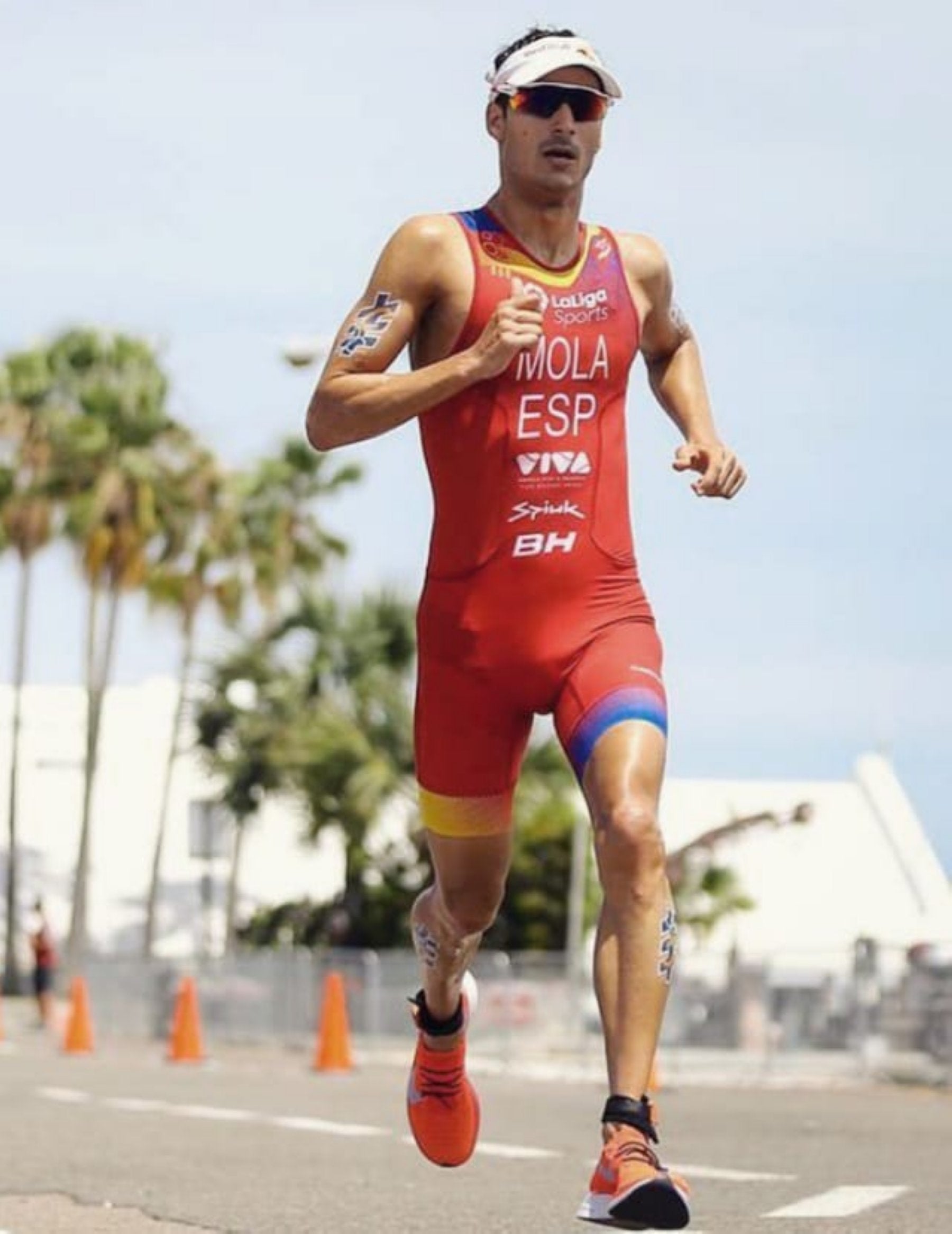 Mario Mola, con los colores de la selección española de triatlón, será uno de los atractivos en Laredo. 