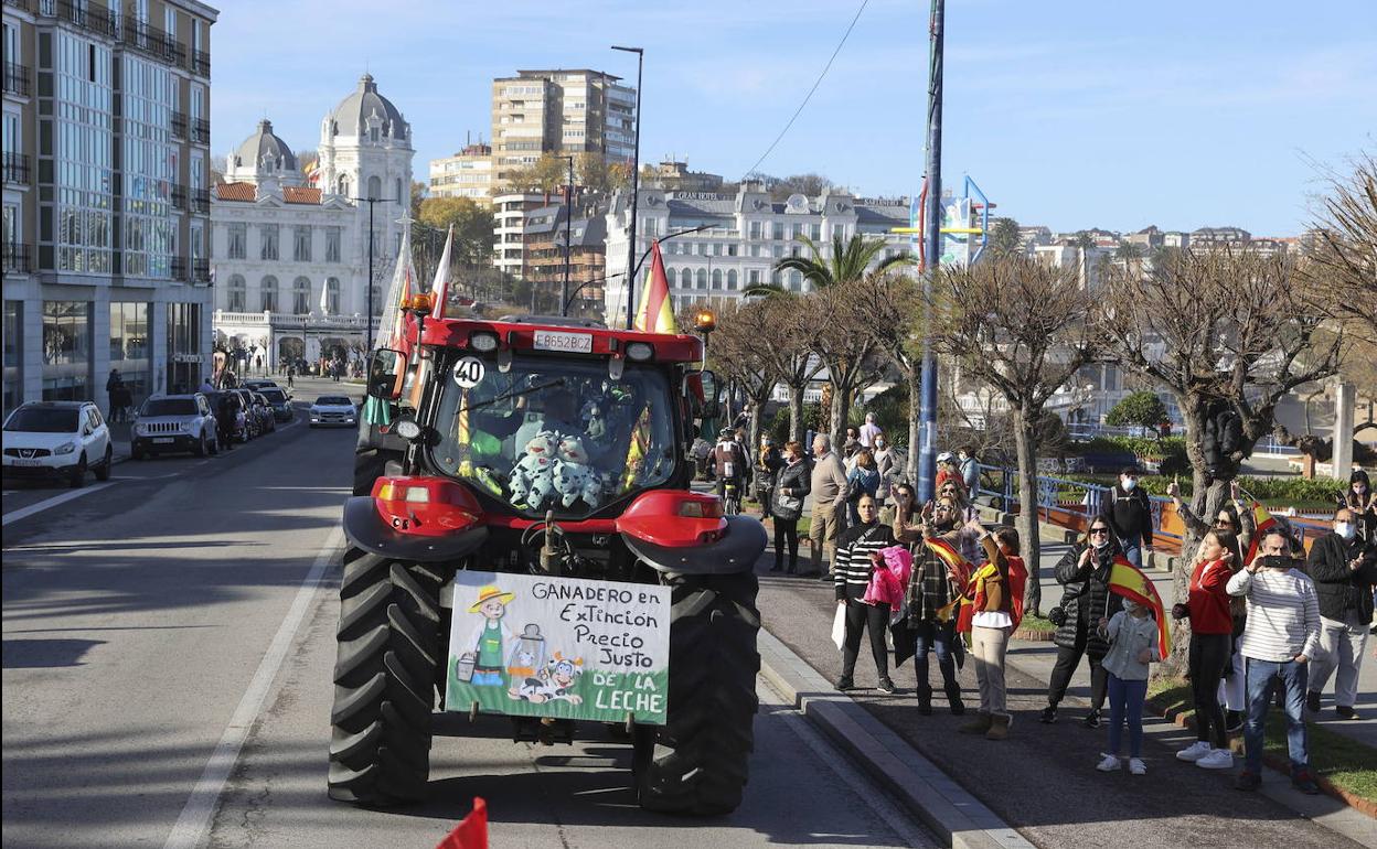 Los tractores volveran a recorrer las calles de Santander para denuncia la situación de los ganaderos 