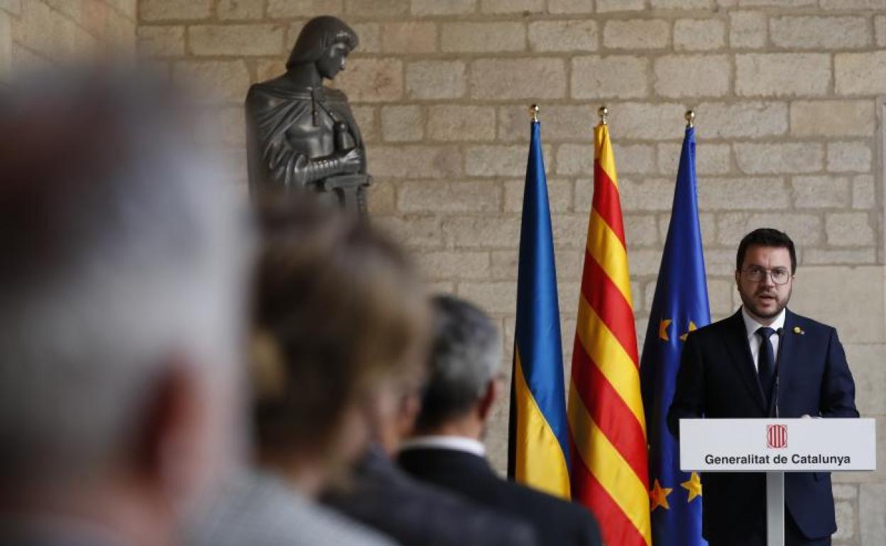 Aragoés, con las banderas de Ucrania, Cataluña y la UE al fondo. 