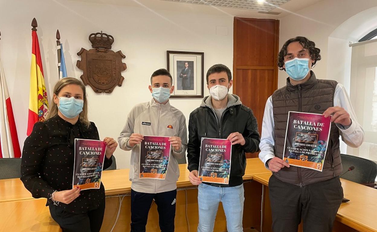 La concejala de Cultura, Cristina Laza (izquierda) y el alcalde de El Astillero, Javier Fernández Soberón (derecha), posan junto a los promotores de la Batalla de Canciones. 