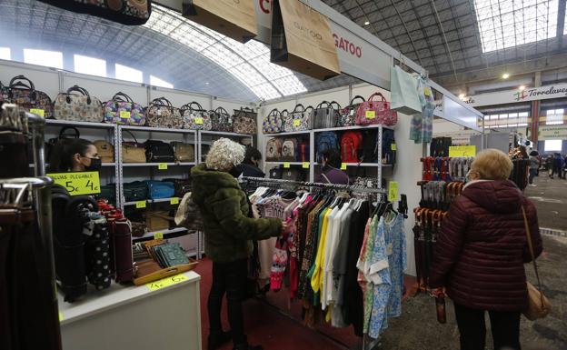 Varias mujeres visitan un stand de la feria.