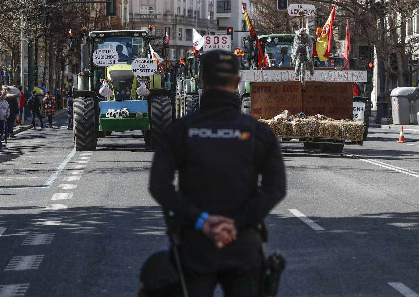 Durante toda la mañana han bloqueado el centro de la ciudad para que su clamor llegue a consumidores y responsables públicos