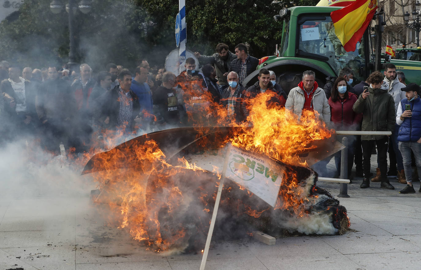 Fotos: Los ganaderos de Cantabria llevan su protesta hasta las calles de Santander