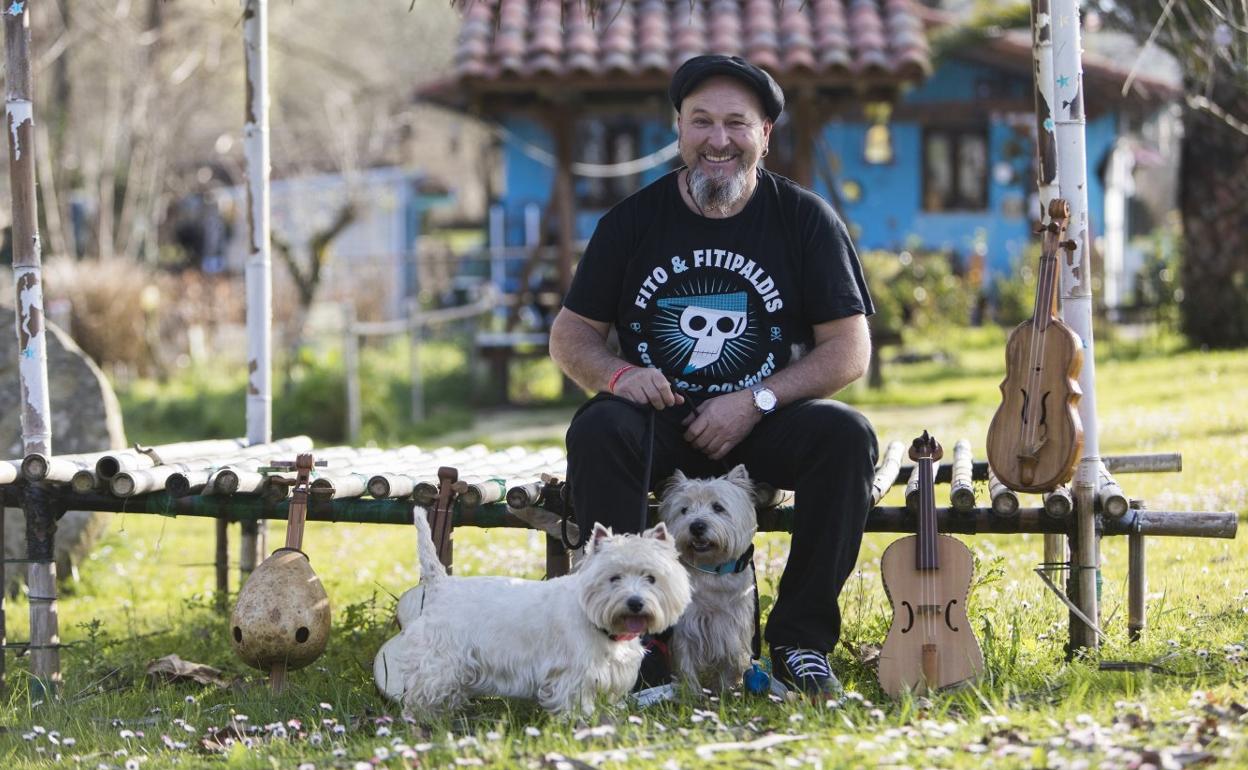 El rabelista Miguel Cadavieco posa con Fitina y Fitín junto a algunos de sus instrumentos. 