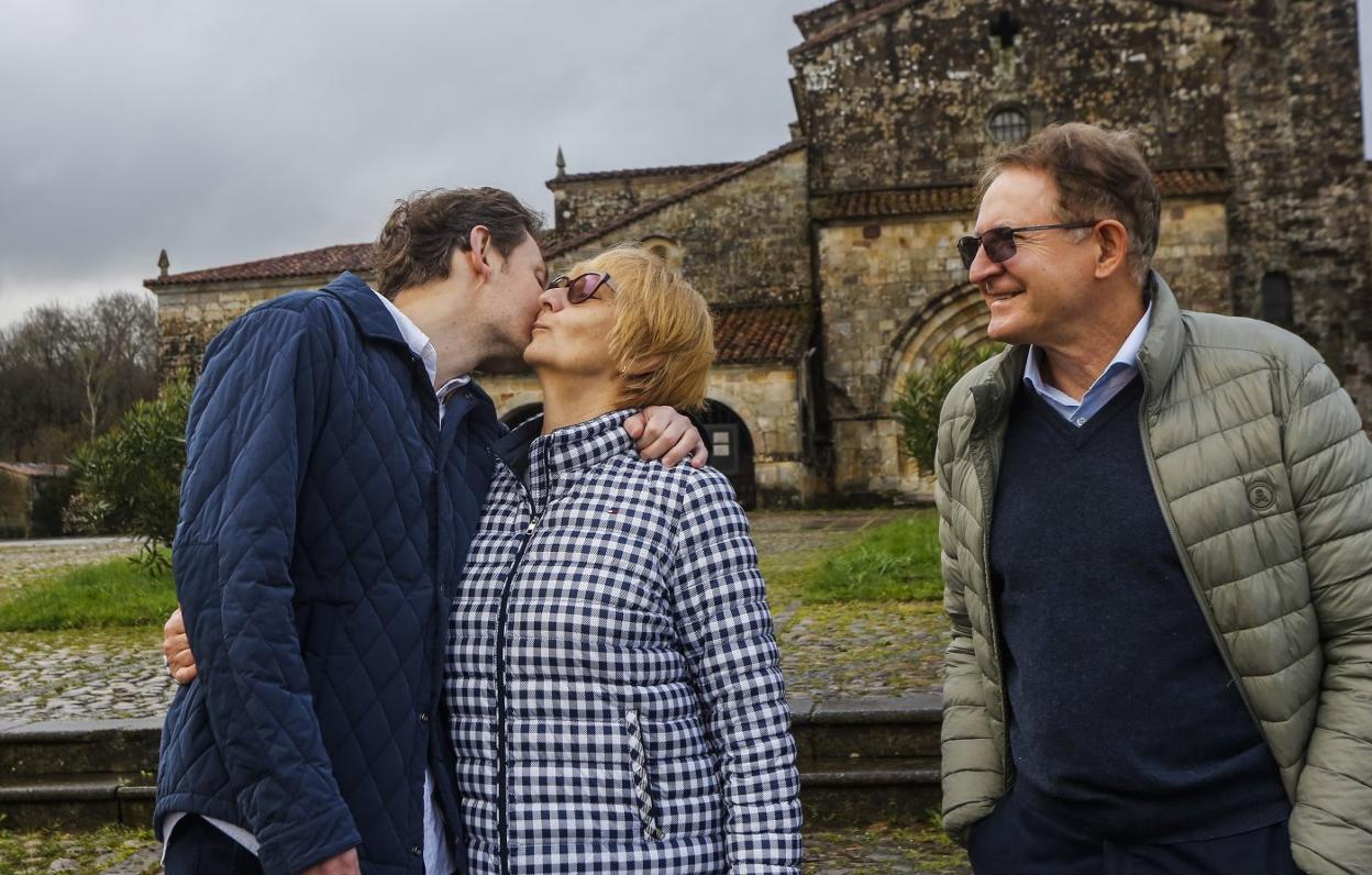 Oleksandr Boiko, junto a sus padres Natalia y Mykola Boiko, refugiados ucranianos, en Castañeda. 