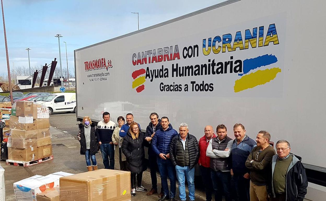 Algunos de los promotores de la iniciativa de ayuda con el país en guerra.