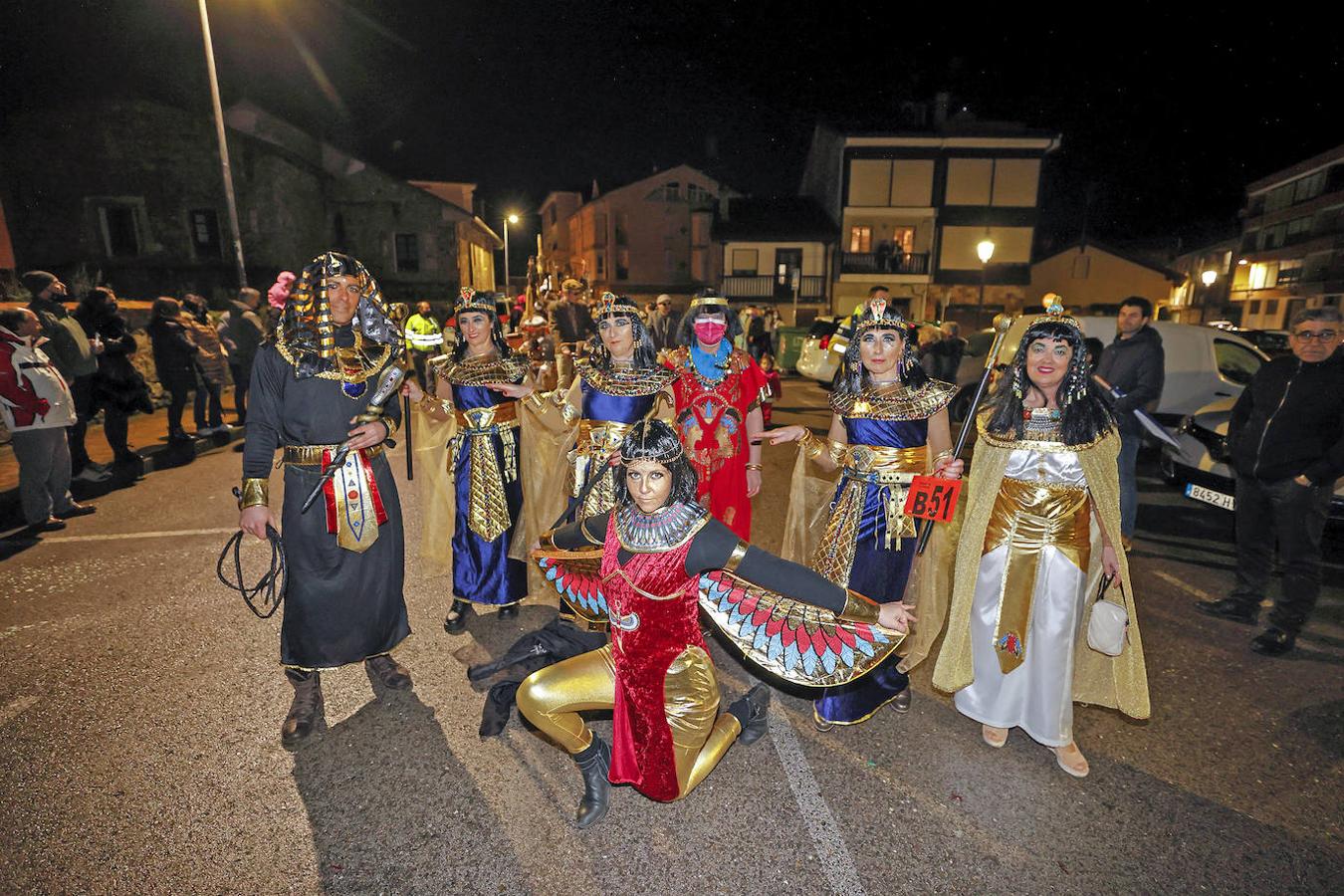 Cabezón ha celebrado su multitudinario desfile que ha recorrido las principales calles de la villa. 