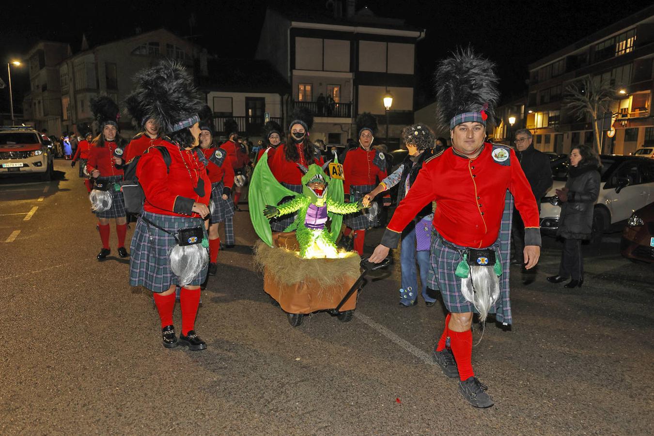 Cabezón ha celebrado su multitudinario desfile que ha recorrido las principales calles de la villa. 