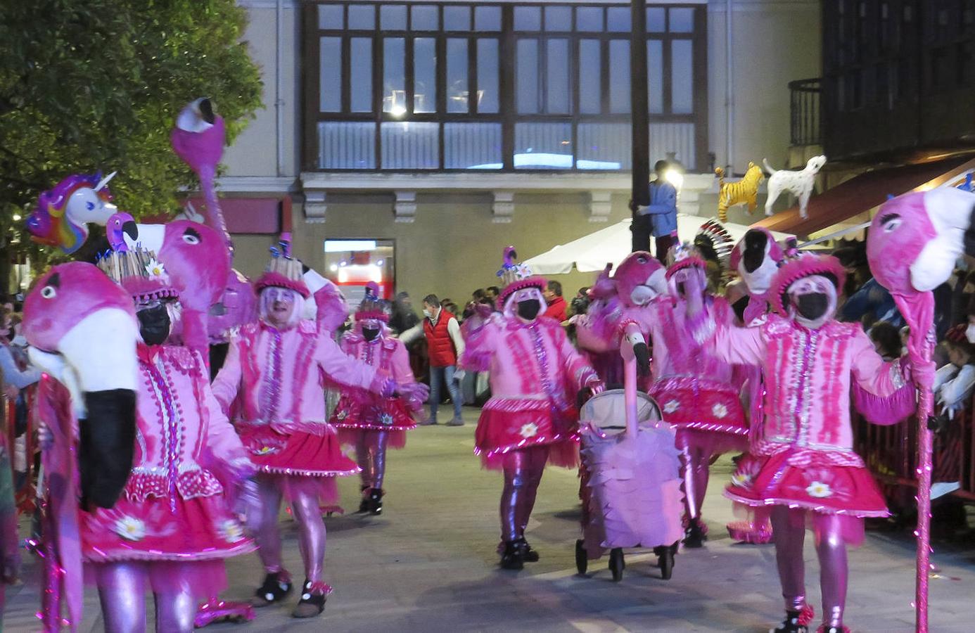 En Ramales han celebrado su tradicional desfile en la plaza de los Duques de la Victoria, abarrotada de gente, para ver de nuevo el ingenio de los vecinos en el diseño de sus disfraces.