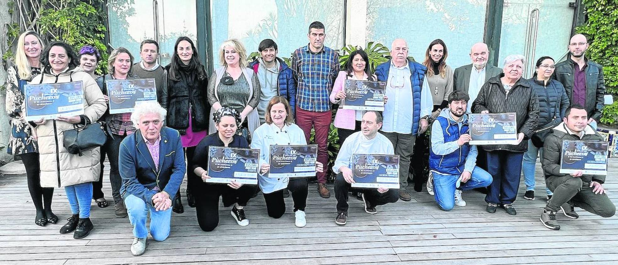 Foto de familia de los ganadores, segundos y terceros clasificados, tras la entrega de diplomas en Las Carolinas. 