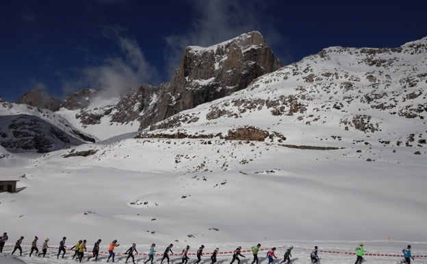 Los corredores afrontando un tramo de la prueba 