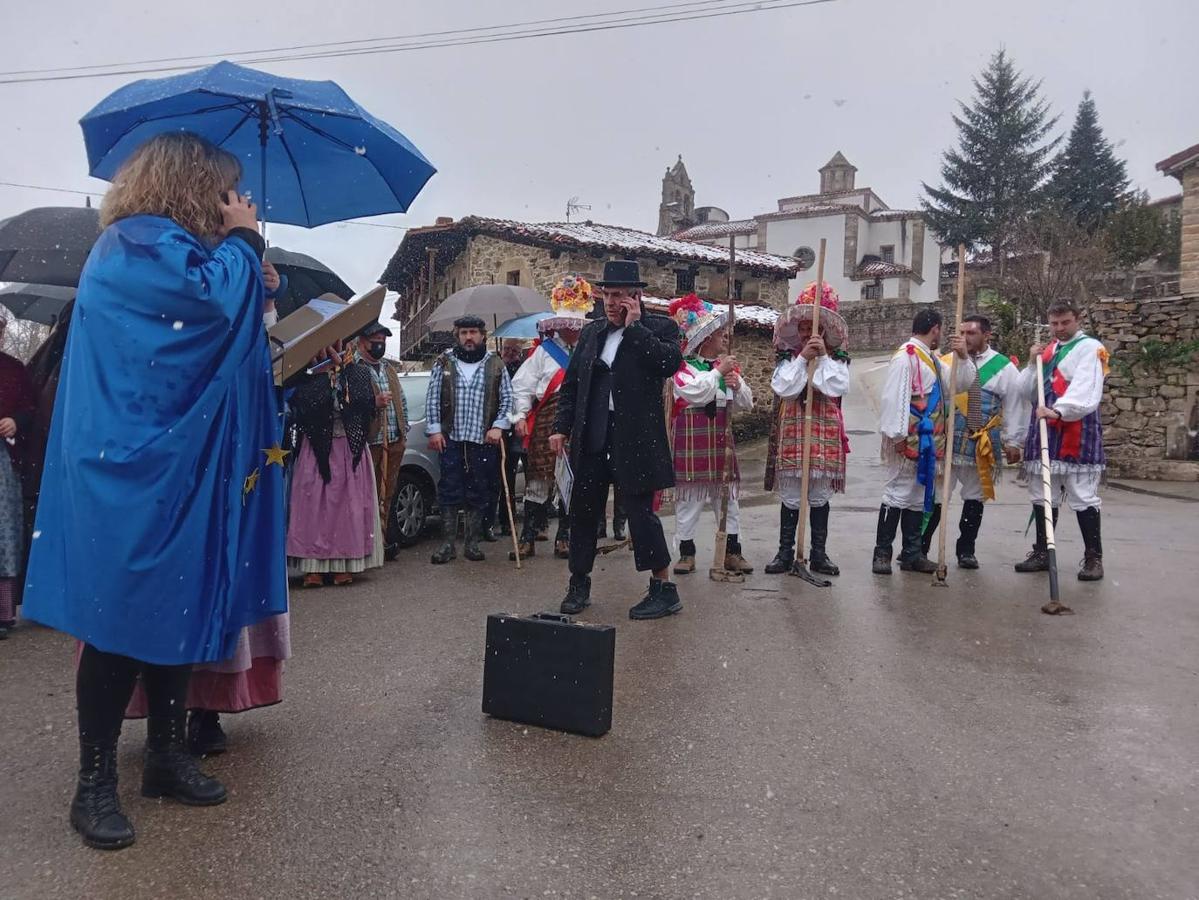 Los tradicionales Zamarrones de Polaciones han vuelto a celebrarse tras dos años de suspensión por la pandemia. 