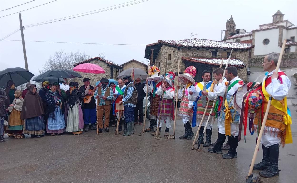 Los tradicionales Zamarrones de Polaciones han vuelto a celebrarse tras dos años de suspensión por la pandemia. 