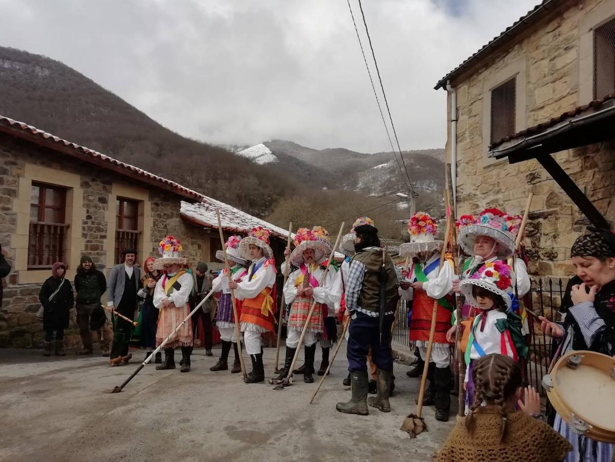 Los tradicionales Zamarrones de Polaciones han vuelto a celebrarse tras dos años de suspensión por la pandemia. 