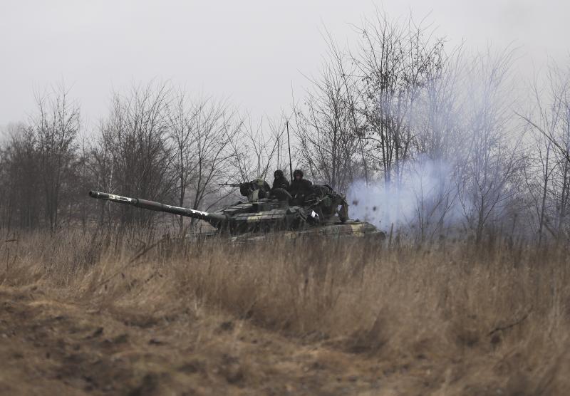 Un grupo de soldados ucranianos a bordo de un tanque toma posiciones en la pequeña localidad de Makariv, cerca de Kiev.