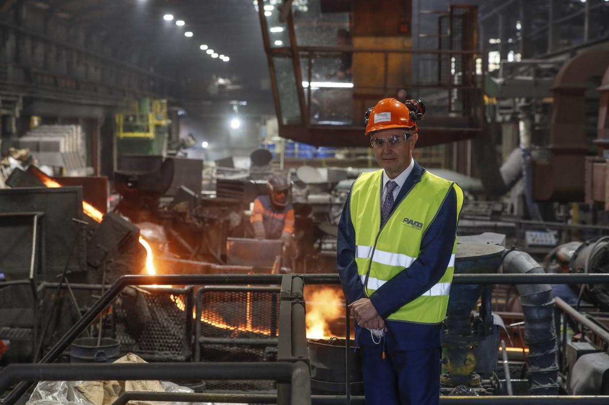 Francisco Javier Fernández Campal, el jueves en el interior de la planta de tubo de fundición que Saint- Gobain PAM tiene en Nueva Montaña (Santander). 