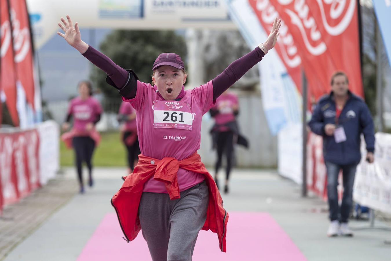 La Carrera de la Mujer ha congregado cerca de 800 personas en Santander. 