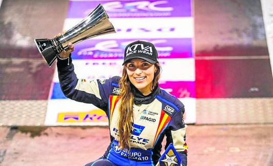 La campeona de Europa Sara Fernández posa con sus trofeos. 