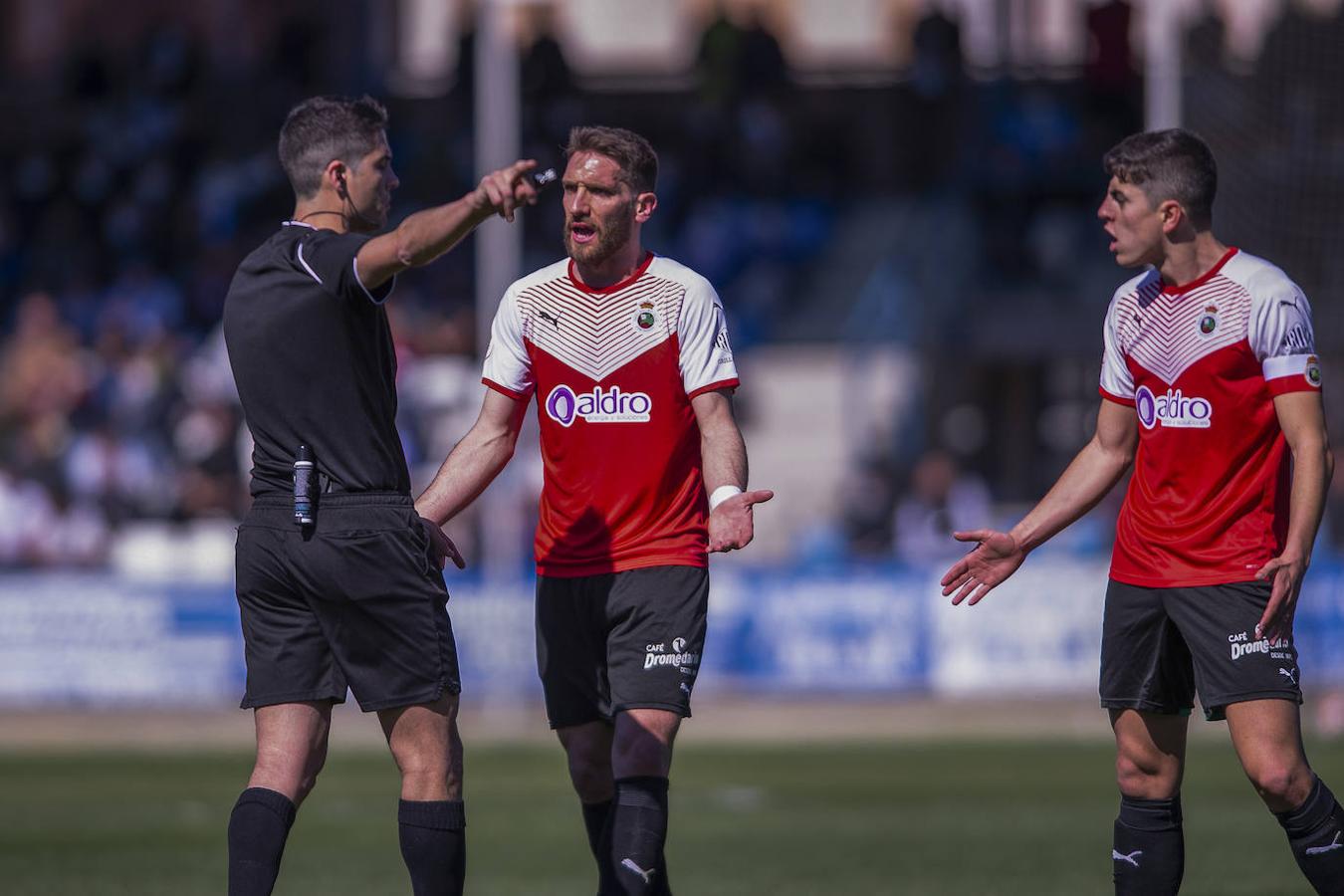 El Racing no pudo pasar del empate frente a un Talavera colista