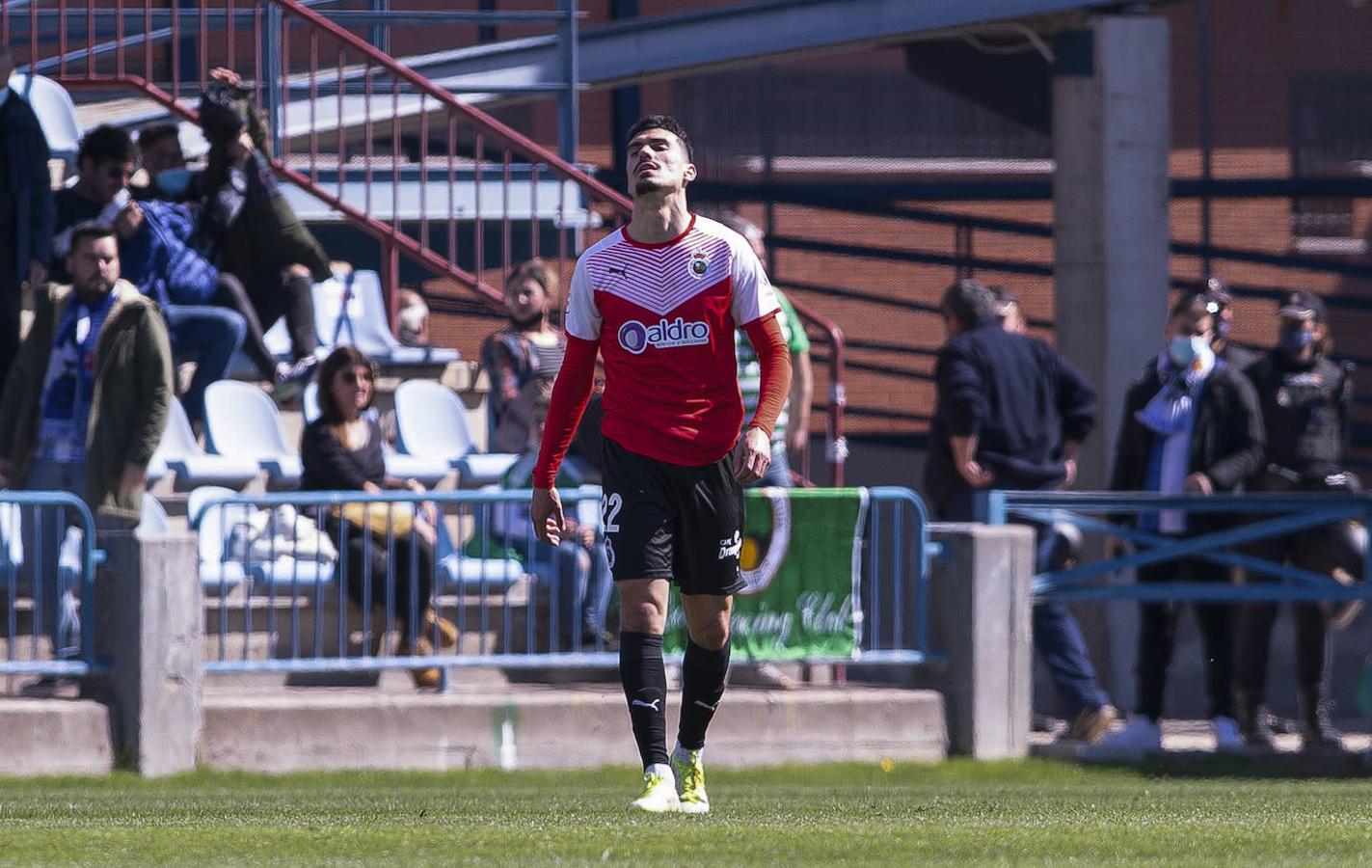 El Racing no pudo pasar del empate frente a un Talavera colista