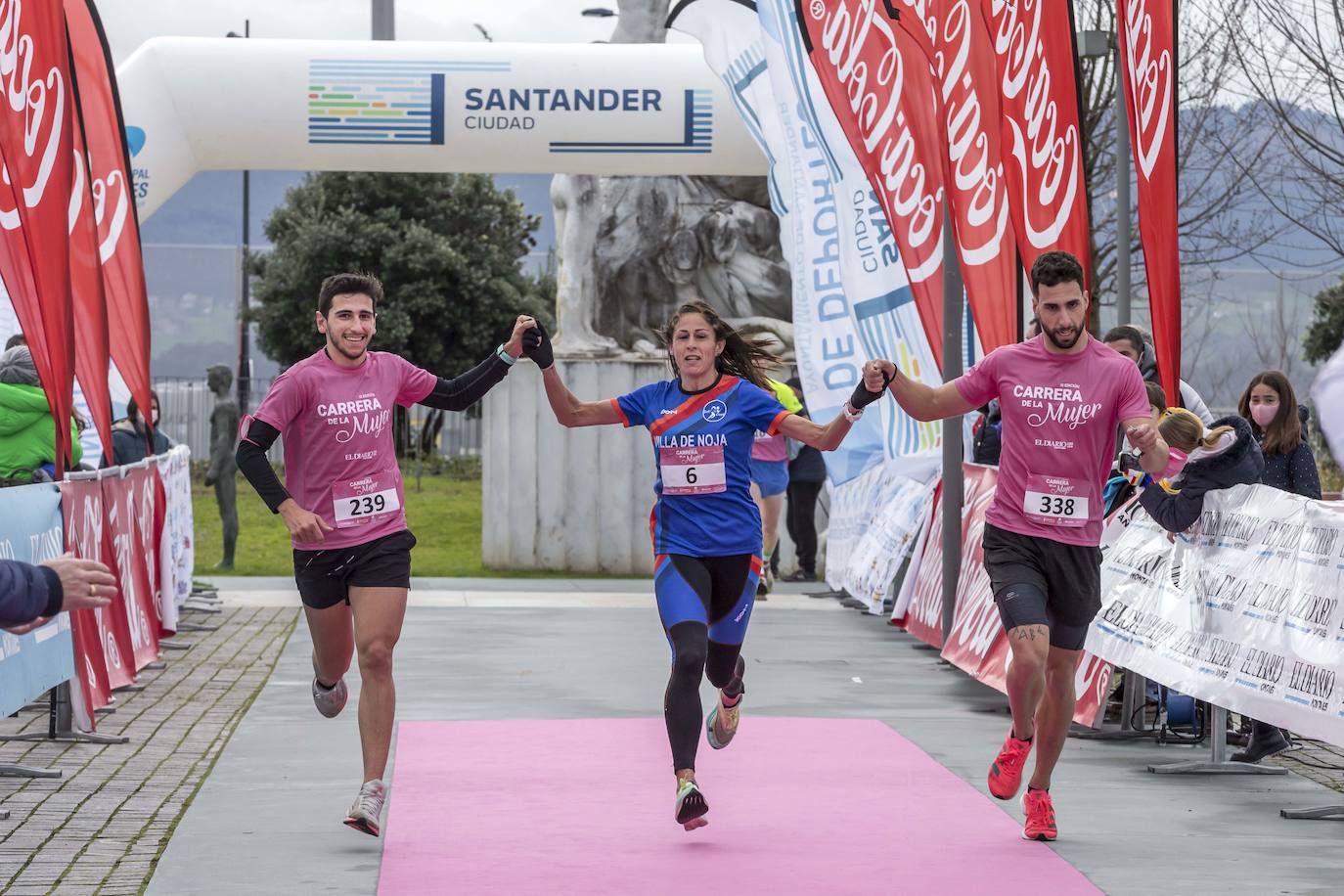 La Carrera de la Mujer ha congregado cerca de 800 personas en Santander. 