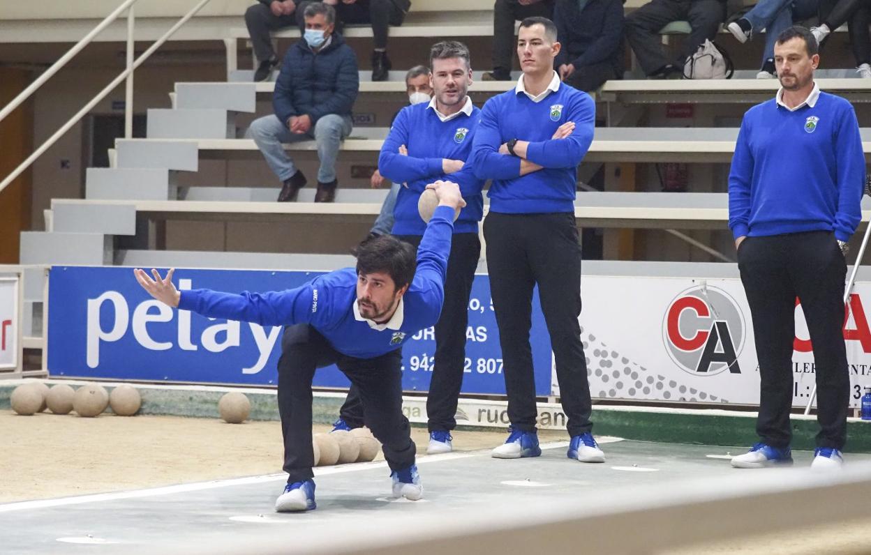 Mario Pinta, al tiro en su debut oficial con Peñacastillo. Detrás, Rubén Haya, Víctor González y Sebi Iturbe. 
