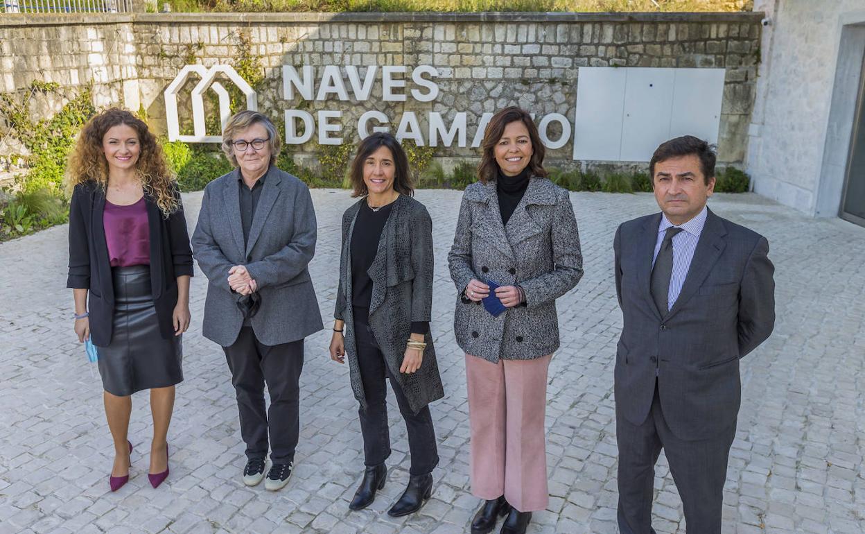 Ainoa Quiñones, Gema Agudo, Macarena Bergareche, Beatriz Montero de Espinosa y Santiago Díaz Fraile presentaron ayer la iniciativa en las Naves de Gamazo donde se ofrecerá la función