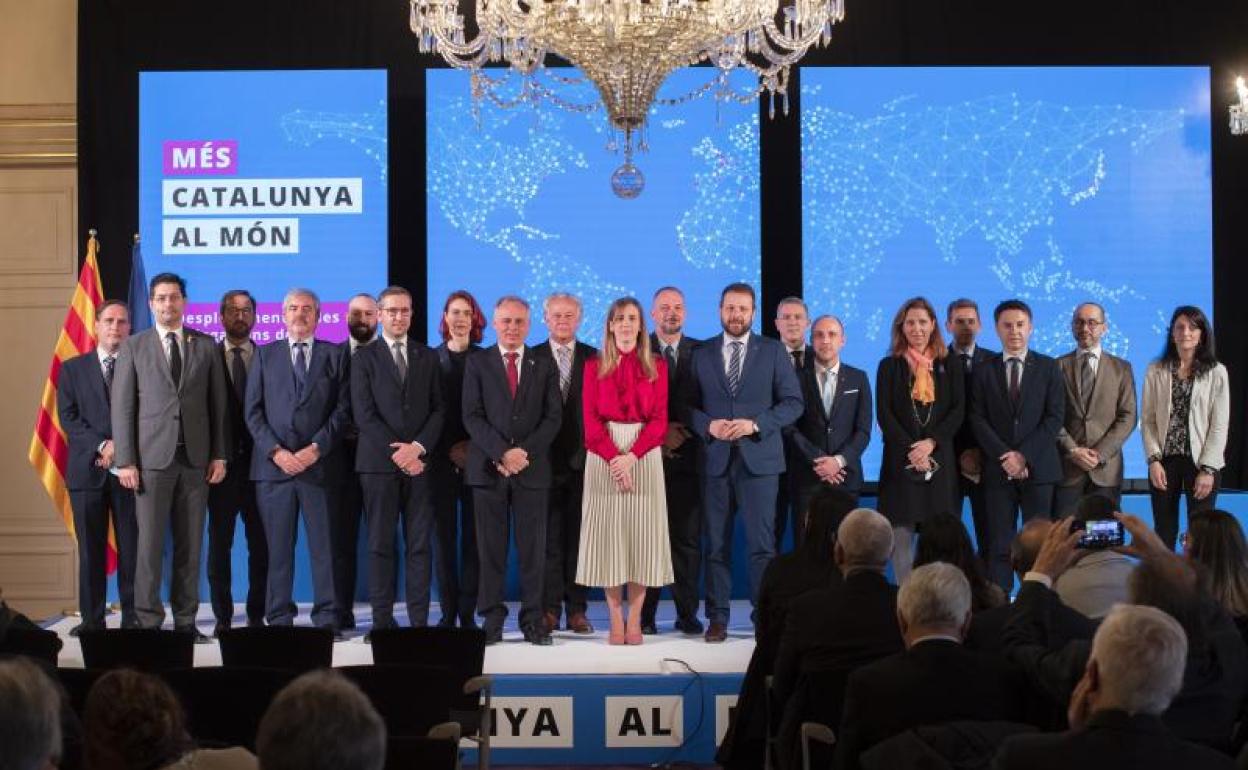 La consellera de Acción Exterior y Gobierno Abierto, Victòria Alsina, junto a los altos cargos del departamento y los delegados del gobierno catalán.