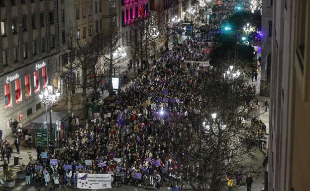 Galería. Imagen de las manifestantes recorriendo las calles de Santander por el Día de la Mujer.