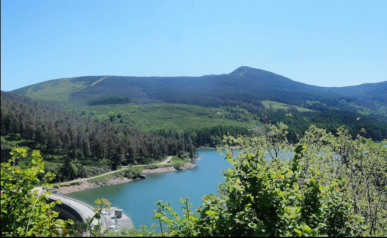 Al fondo el área sobre el que se instalará el parque 