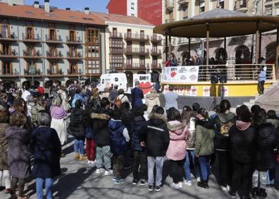 Imagen secundaria 1 - Torrelavega defiende el feminismo para conseguir la igualdad de las mujeres