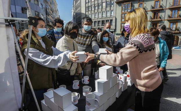 Imagen principal - Torrelavega defiende el feminismo para conseguir la igualdad de las mujeres