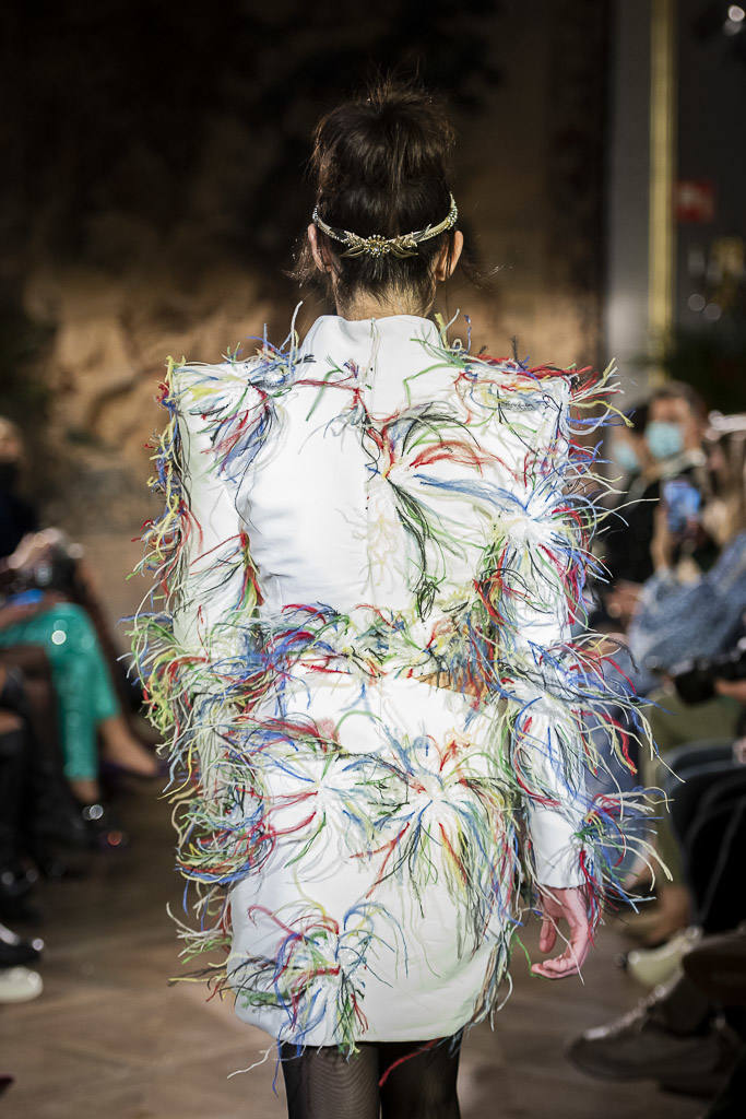 La creadora cántabra celebró su décimo aniversario en la moda con la colección 'Freya', en el calendario 'off' de la Fashion Week de Madrid.