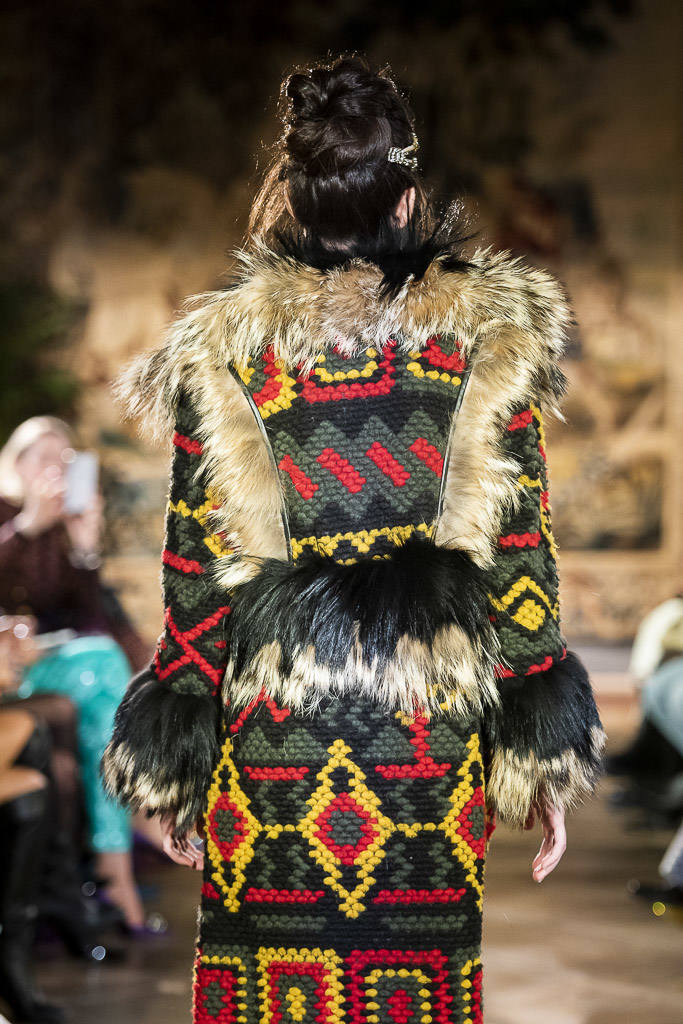 La creadora cántabra celebró su décimo aniversario en la moda con la colección 'Freya', en el calendario 'off' de la Fashion Week de Madrid.