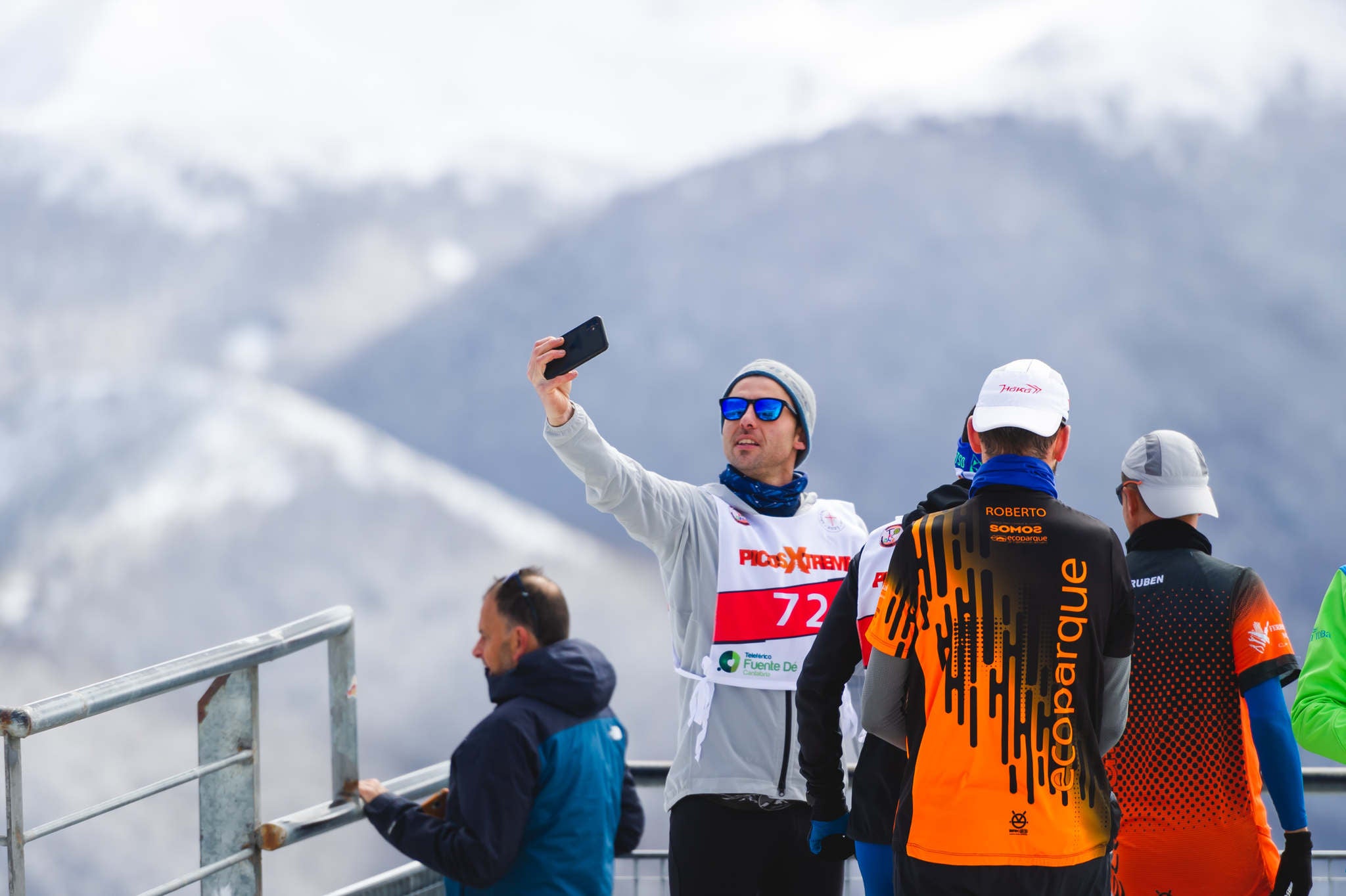 La estación superior del teleférico de Fuente Dé fue el escenario de la VIII edición de la Picos Snow Run, organizada por Picos Xtreme. Un total de 82 participantes corrieron con raquetas de nieve en un circuito de 8,5 kilómetros y 400 metros de desnivel positivo. Lucía Ibáñez y Diego Cotera se coronaron campeones. El ganador de la prueba masculina fue el asturiano Diego Cotera, que cruzó la línea de meta en 0:57:10, tan solo 40 segundos antes que el cántabro Marcos Santiago, quien se alzaría con el cetro cántabro de la especialidad. Javier Peña se subió al tercer cajón con un tiempo de 0:58:33. En la categoría femenina, Lucía Ibáñez revalidó el título de Campeona de Cantabria 2020 ganando con solvencia en un tiempo de 1:04:30. Ana M Pilar Cayón quedó en segundo lugar con un tiempo de 1:16:36, mientras que Asun Ochoa cerraría el pódium con una marca de 1:17:40. Tras las pruebas oficiales se celebró una raquetada nocturna no competitiva en la que participaron más de 300 personas. 