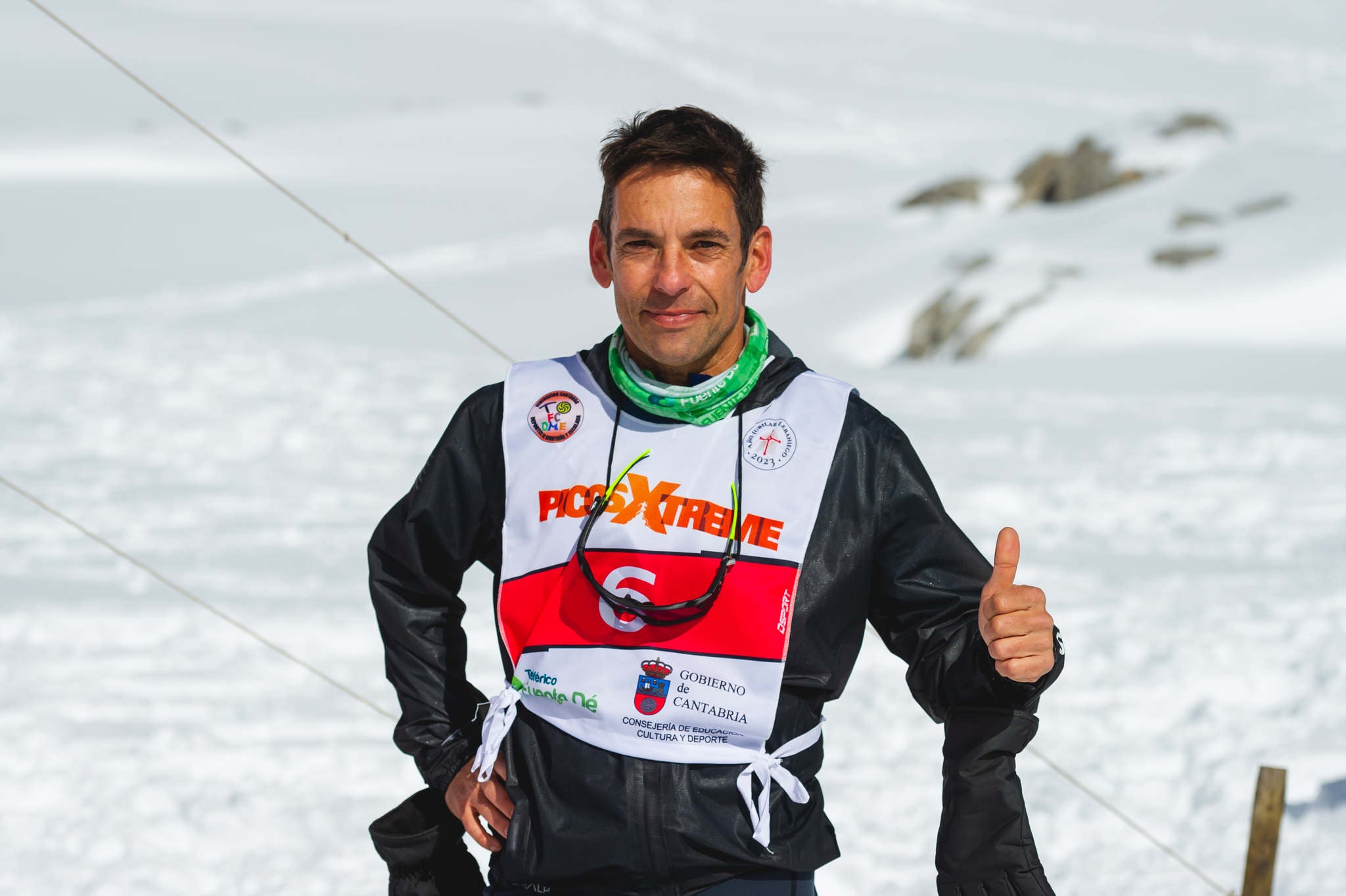 La estación superior del teleférico de Fuente Dé fue el escenario de la VIII edición de la Picos Snow Run, organizada por Picos Xtreme. Un total de 82 participantes corrieron con raquetas de nieve en un circuito de 8,5 kilómetros y 400 metros de desnivel positivo. Lucía Ibáñez y Diego Cotera se coronaron campeones. El ganador de la prueba masculina fue el asturiano Diego Cotera, que cruzó la línea de meta en 0:57:10, tan solo 40 segundos antes que el cántabro Marcos Santiago, quien se alzaría con el cetro cántabro de la especialidad. Javier Peña se subió al tercer cajón con un tiempo de 0:58:33. En la categoría femenina, Lucía Ibáñez revalidó el título de Campeona de Cantabria 2020 ganando con solvencia en un tiempo de 1:04:30. Ana M Pilar Cayón quedó en segundo lugar con un tiempo de 1:16:36, mientras que Asun Ochoa cerraría el pódium con una marca de 1:17:40. Tras las pruebas oficiales se celebró una raquetada nocturna no competitiva en la que participaron más de 300 personas. 