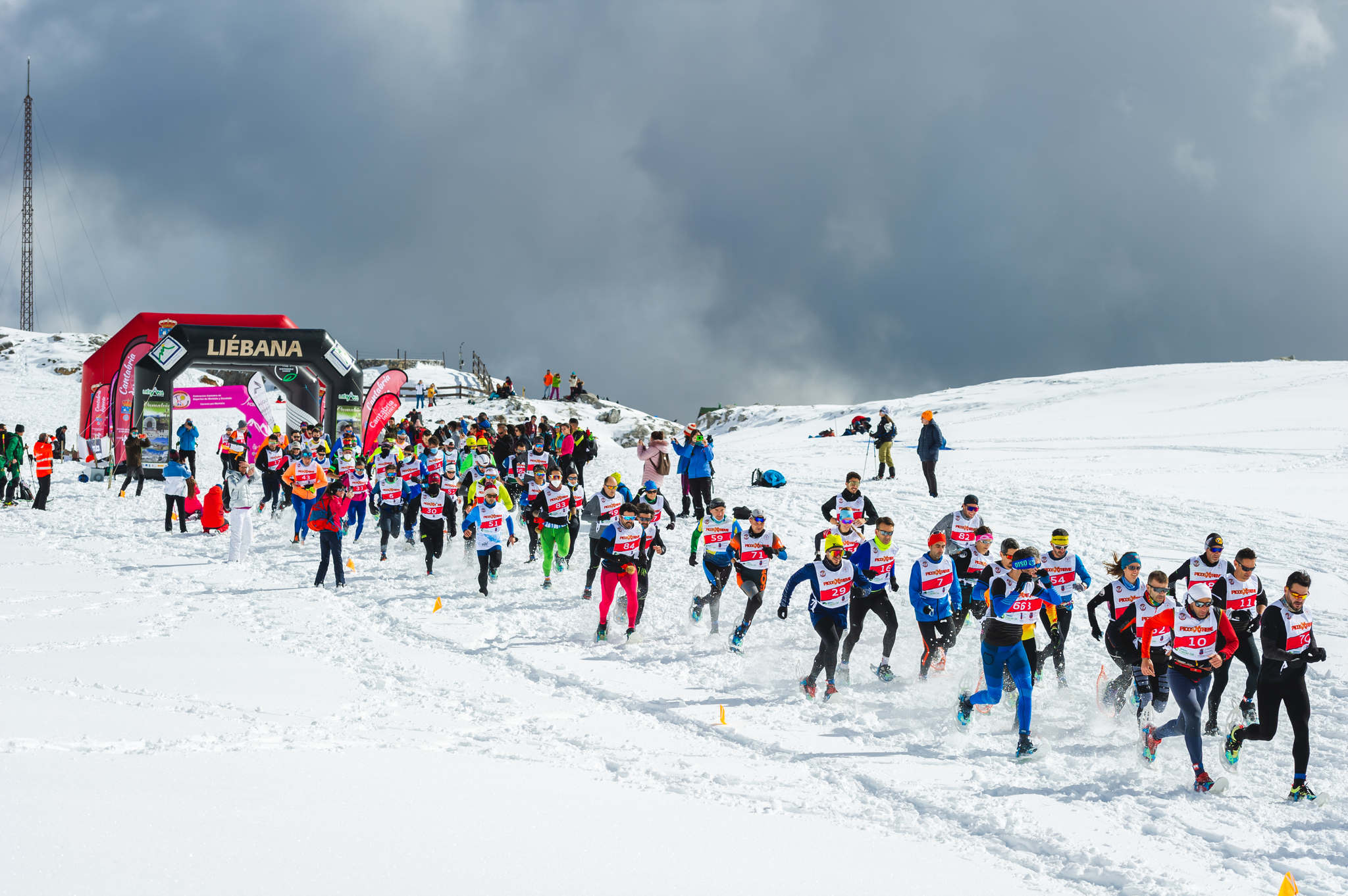 La estación superior del teleférico de Fuente Dé fue el escenario de la VIII edición de la Picos Snow Run, organizada por Picos Xtreme. Un total de 82 participantes corrieron con raquetas de nieve en un circuito de 8,5 kilómetros y 400 metros de desnivel positivo. Lucía Ibáñez y Diego Cotera se coronaron campeones. El ganador de la prueba masculina fue el asturiano Diego Cotera, que cruzó la línea de meta en 0:57:10, tan solo 40 segundos antes que el cántabro Marcos Santiago, quien se alzaría con el cetro cántabro de la especialidad. Javier Peña se subió al tercer cajón con un tiempo de 0:58:33. En la categoría femenina, Lucía Ibáñez revalidó el título de Campeona de Cantabria 2020 ganando con solvencia en un tiempo de 1:04:30. Ana M Pilar Cayón quedó en segundo lugar con un tiempo de 1:16:36, mientras que Asun Ochoa cerraría el pódium con una marca de 1:17:40. Tras las pruebas oficiales se celebró una raquetada nocturna no competitiva en la que participaron más de 300 personas. 